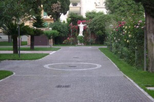 Istituto Sacro Cuore Roma Scuola Sacro Cuore - Vialetto giardino con statua Gesù Cristo