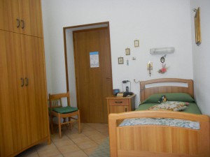 Istituto Sacro Cuore Roma Scuola Sacro Cuore - Stanza singola con letto e armadio
