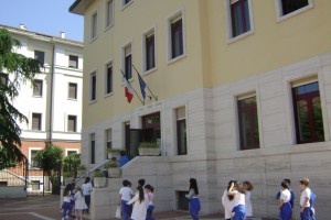Istituto Sacro Cuore Roma Scuola Sacro Cuore - Bambini rientrano a scuola dall'ingresso