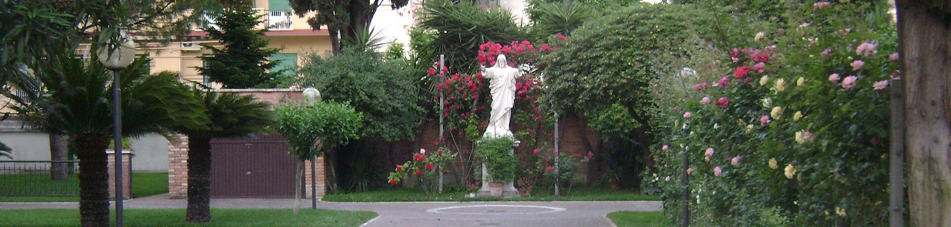 Istituto Sacro Cuore Roma Scuola Sacro Cuore - Giardino con statua di Gesù Cristo