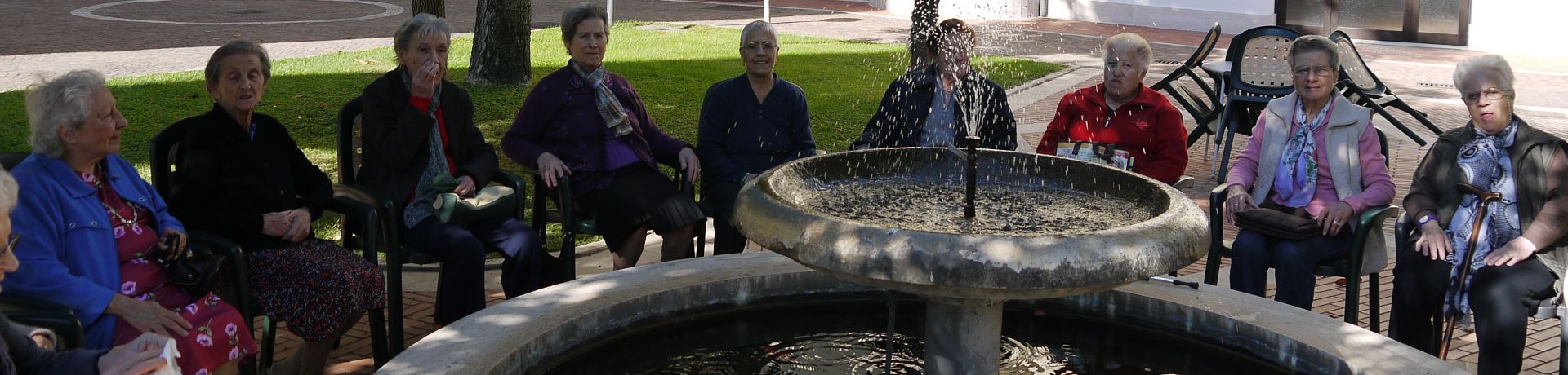Istituto Sacro Cuore Roma Scuola Sacro Cuore - Foto di gruppo in giardino davanti alla fontana